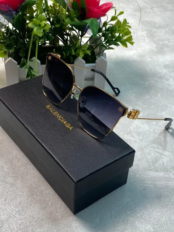 BALENCIAGA