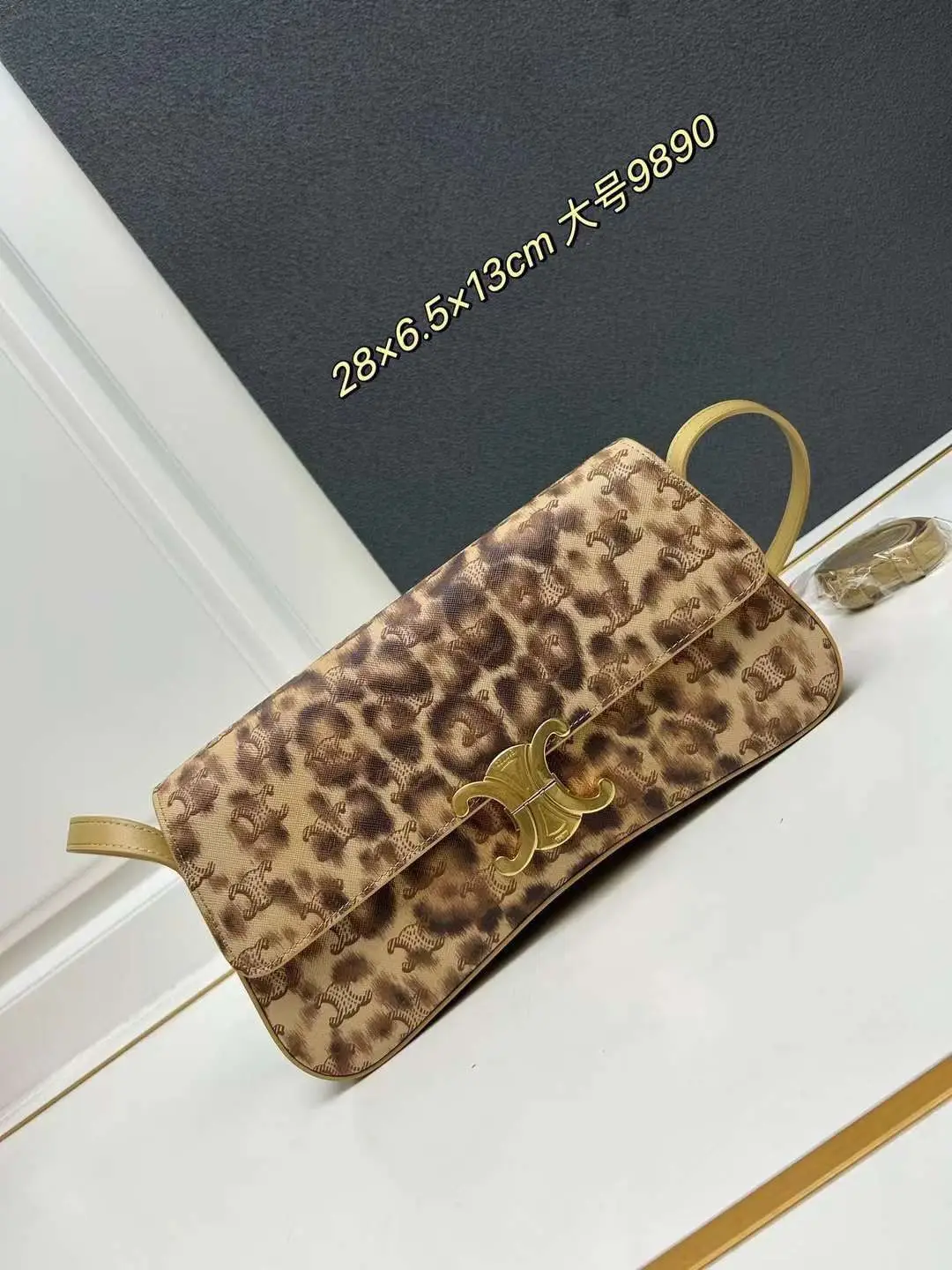 CELINE Leopard Print Chain Shoulder Bag CELINE Leopard Print Chain Shoulder Bag