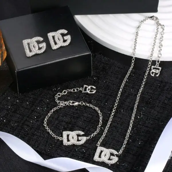 D & G