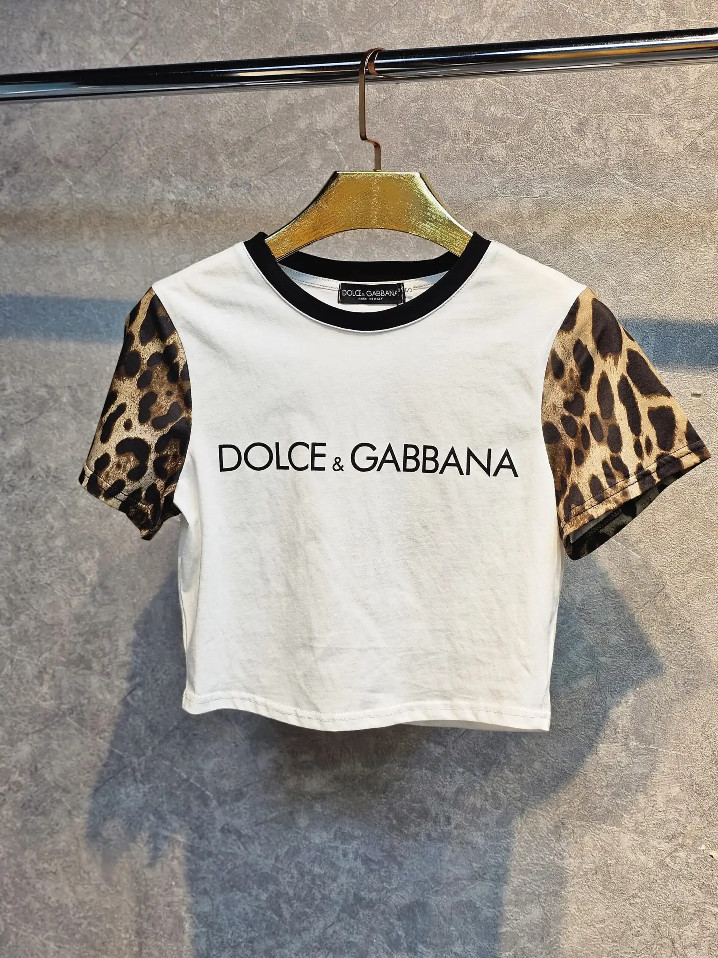 Dolce & Gabbana Leopard Print Cropped T-Shirt Dolce & Gabbana Leopard Print Cropped T-Shirt