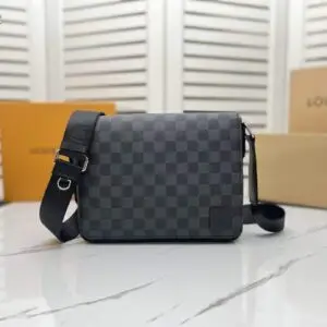 LOUSE VUITTON Messenger Bag