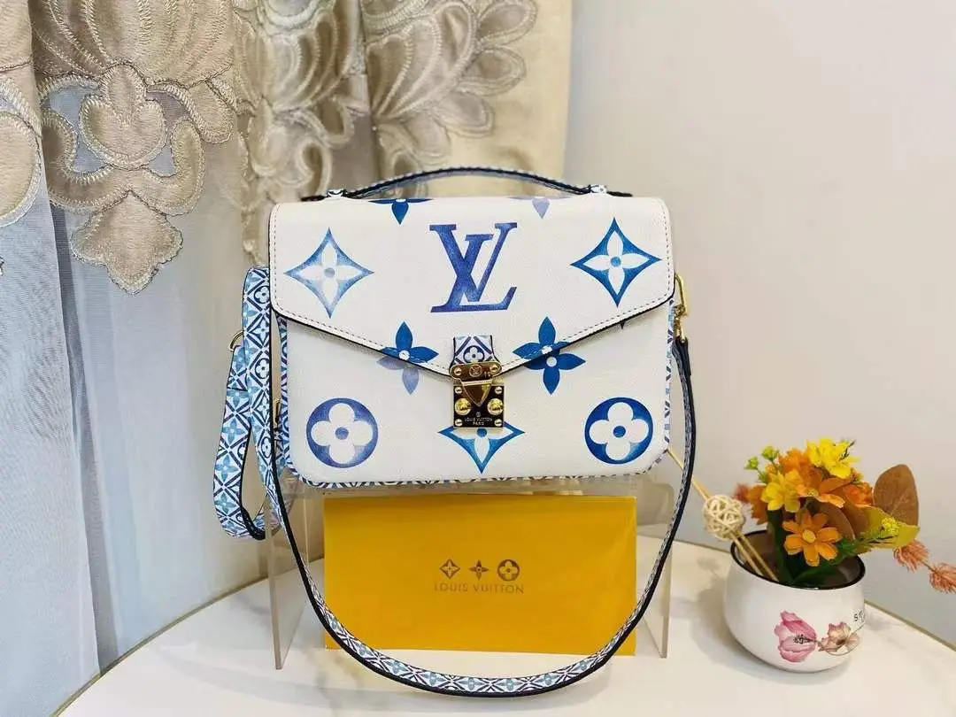 LOUIS VUITTON Pochette Bag LOUIS VUITTON Pochette Bag