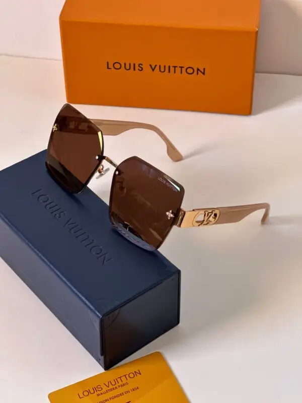 LOUSE VUITTON