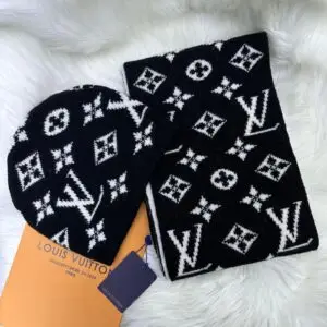LOUIS VUITTON Essential Scarf