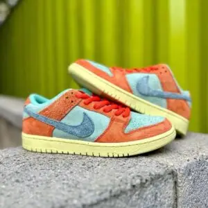 NIKE SB DUNK LOW Skate Shoes