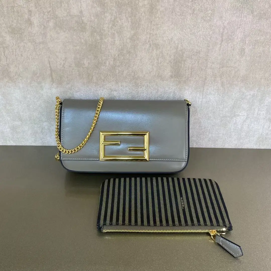 FENDI Wallet On Chain With Pouches Mini Bag FENDI Wallet On Chain With Pouches Mini Bag