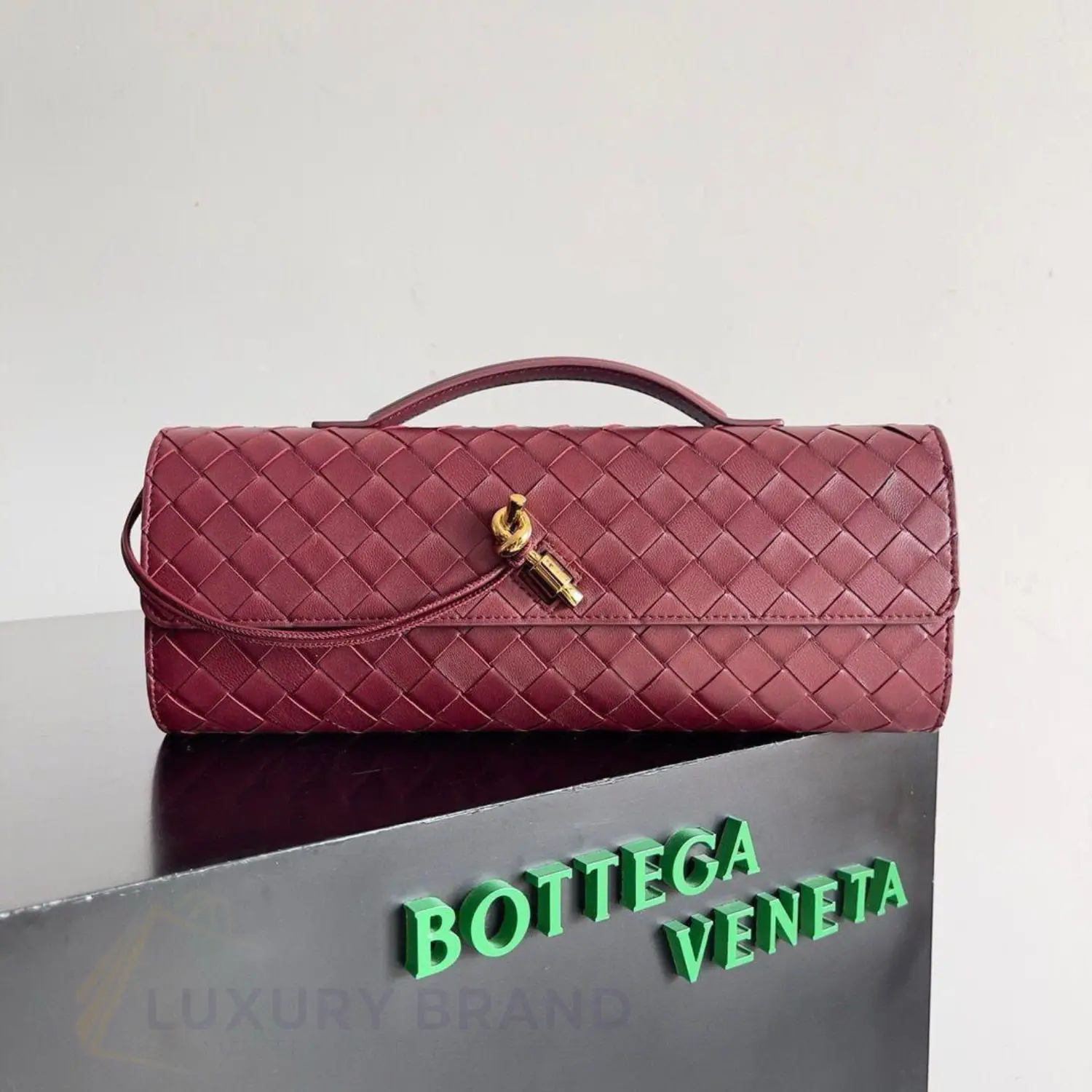 BOTTEGA VENETA Andiamo Clutch BOTTEGA VENETA Andiamo Clutch