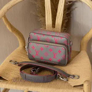 LOUIS VUITTON shoulder bag