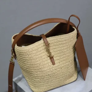 Design LE 37 IN WOVEN RAFFIA AND VEGETABLE-TANNED LEATHER - Dubai Fashion LUX