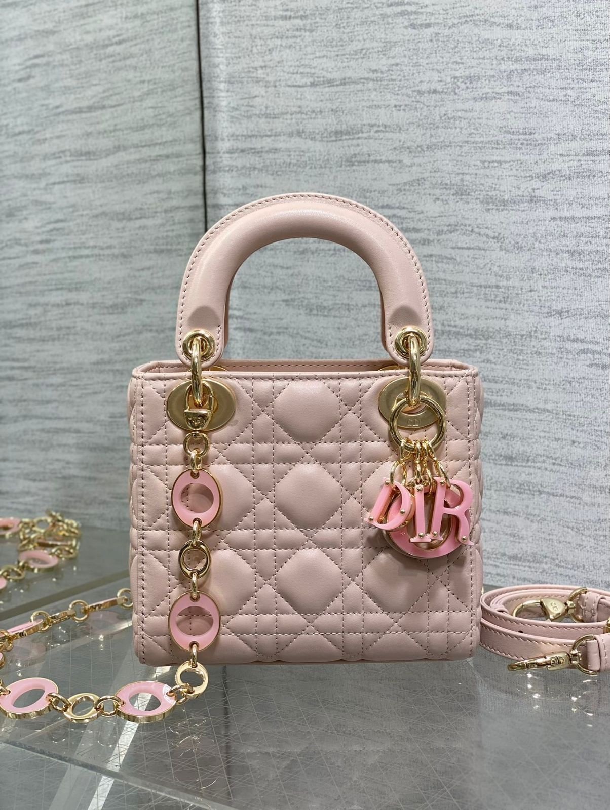 DIOR