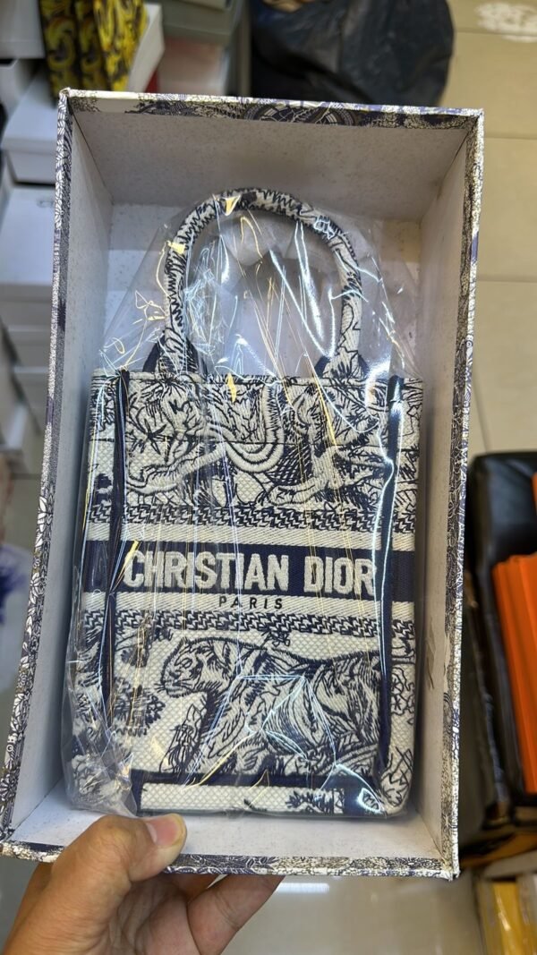 DIOR
